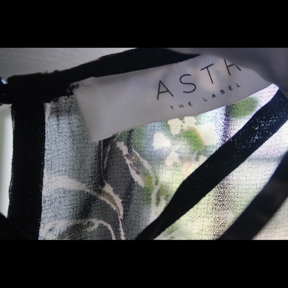 Beautiful lightweight floral black dress worn once - Picture 2 of 3